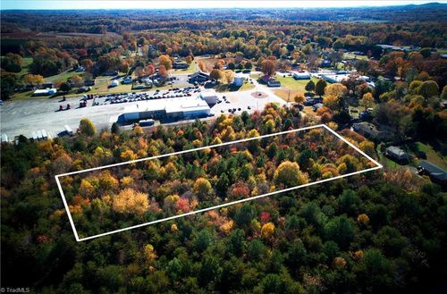 124 River Rd, Boonville, NC, 27011-8338 | Card Image