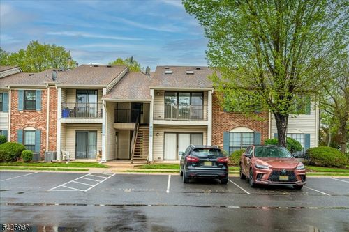 64 Taylor Dr, FRANKLIN PARK, NJ, 08823-1328 | Card Image