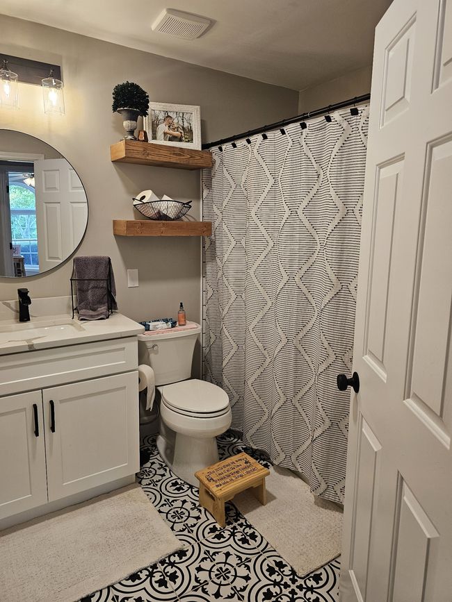 Guest bath. Beautifully redone and conveniently located close to bedrooms and main living area. | Image 33