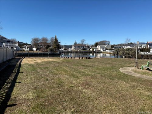 10 Mariners Cir, West Islip, NY, 11795-5024 | Card Image