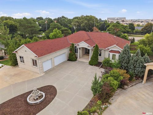 2555 Southview Cir, Lincoln, NE, 68512-3667 | Card Image