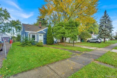 22813 Rosalind Avenue, Home with 3 bedrooms, 1 bathrooms and null parking in Eastpointe MI | Image 2