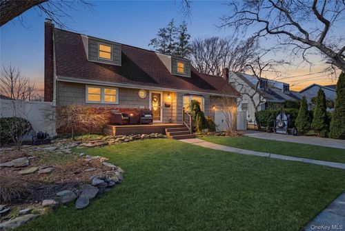 332 1st Ave, Massapequa Park, NY, 11762-1849 | Card Image