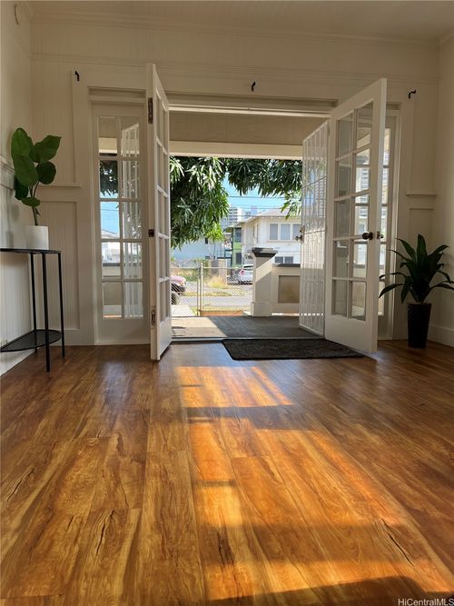 710 Hausten St, Honolulu, HI, 96826-3041 | Card Image