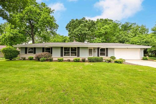 2975 S Sandra Lane, New Berlin, WI, 53151 | Card Image