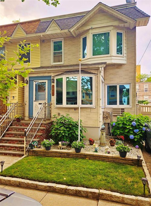 77 76th St, Glendale, NY, 11385-8239 | Card Image