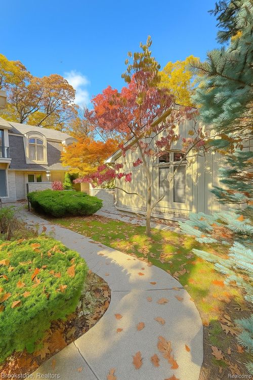 1289 Greenglen Ct, Bloomfield Hills, MI, 48304-1233 | Card Image