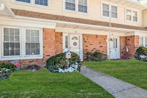 23 Gazebo Ln, Holtsville, NY, 11742-1637 | Card Image