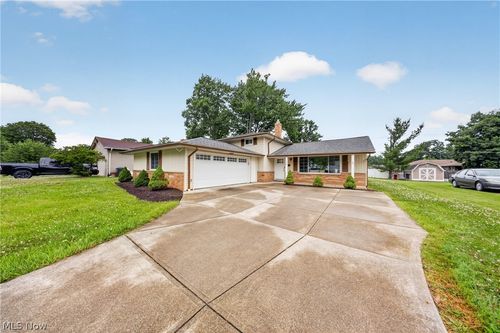 13986 Cherokee Trl, Middleburg Heights, OH, 44130-6844 | Card Image