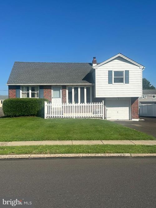 245 Wellington Dr, Warminster, PA, 18974-3927 | Card Image