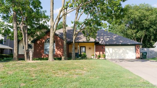 2418 Westwood Dr, Claremore, OK, 74017-4800 | Card Image