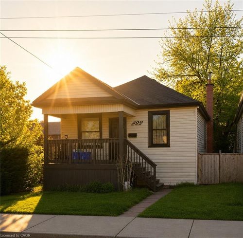 222 Kensington Ave N, Hamilton, ON, L8L7N7 | Card Image