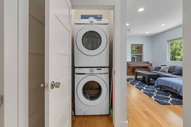 2009 E 8 Th St, House other with 2 bedrooms, 2 bathrooms and 3 parking in Austin TX | Image 13