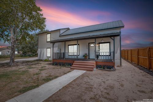 525 Rossville Rd, Devine, TX, 78016-3033 | Card Image