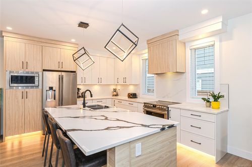 2367 Swallow Pl, Victoria, BC, V9B6Y6 | Card Image