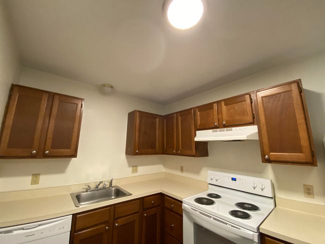 APT-13 - 11 Railroad Ave, Condo with 2 bedrooms, 1 bathrooms and null parking in Derry NH | Image 8