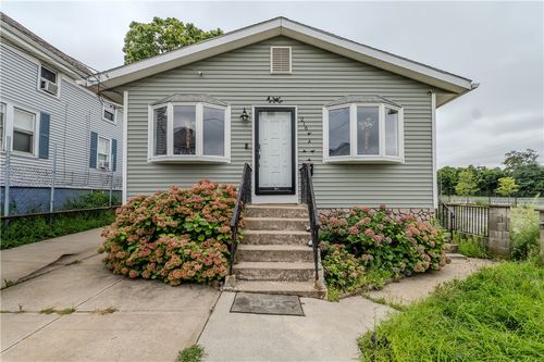 216 Wendell St, Providence, RI, 02909-2129 | Card Image