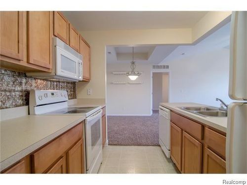 11694 Farmington Rd, Livonia, MI, 48150-1727 | Card Image