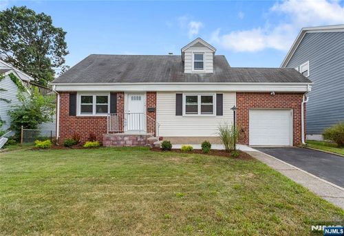 15 Schlosser Dr, Rochelle Park, NJ, 07662-3603 | Card Image