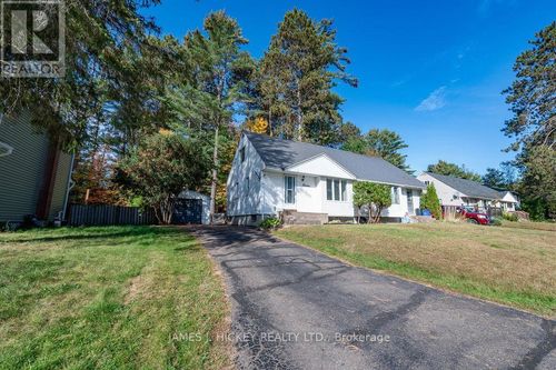 13 Thomson Cres, Deep River, ON, K0J1P0 | Card Image