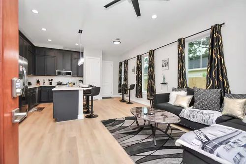 d-5718 Beall St, Houston, TX, 77091-4206 | Card Image