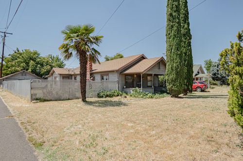 13 Kenwood Ave, Medford, OR, 97501-2667 | Card Image