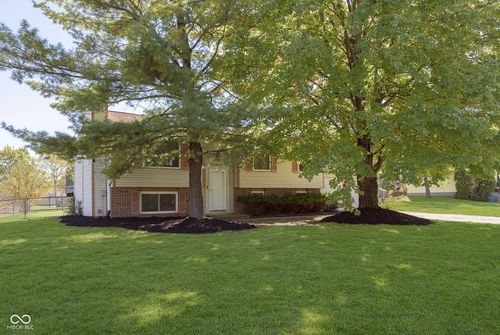 8307 Castle Farms Rd, Indianapolis, IN, 46256-3460 | Card Image
