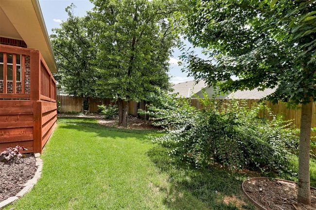 Large yard with mature landscaping. | Image 33