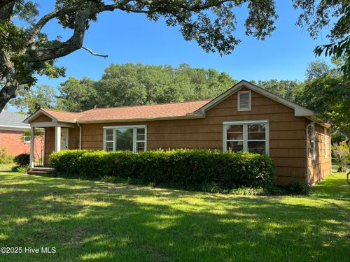 3205 Bridges St, Morehead City, NC, 28557-3215 | Card Image