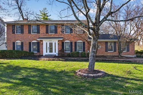 11068 Graeser Ln, Creve Coeur, MO, 63141-7612 | Card Image