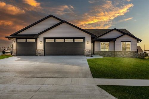 944 Martha St, Lisbon, IA, 52253-8202 | Card Image