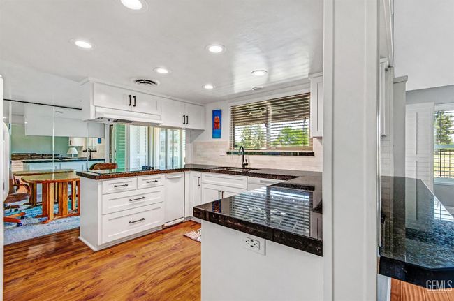 UNIT-9 - 2000 Ashe Rd, Condo with 3 bedrooms, 1 bathrooms and null parking in Bakersfield CA | Image 9
