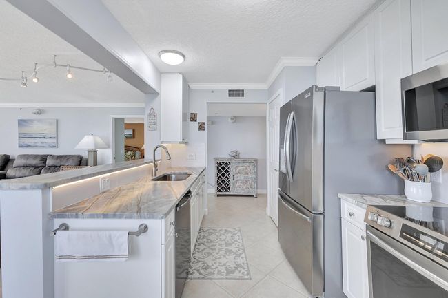APT-1404 - 5049 N Highway A1a, Condo with 3 bedrooms, 2 bathrooms and null parking in Hutchinson Island FL | Image 29