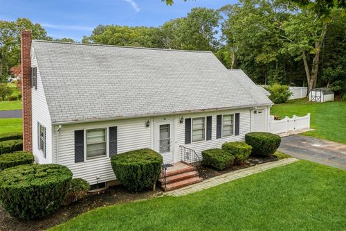 70 Old Stone Rd, Calverton, NY, 11933-2624 | Card Image