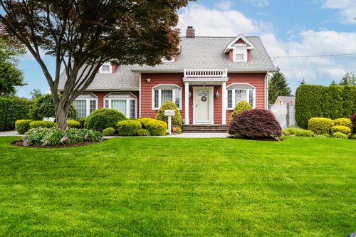 18 Loring Rd, Levittown, NY, 11756-1516 | Card Image