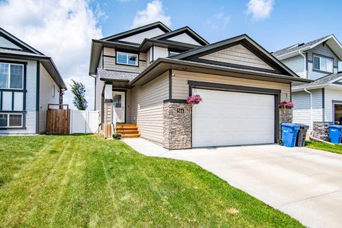 566 Robinson Ave, Penhold, AB, T0M0B7 | Card Image
