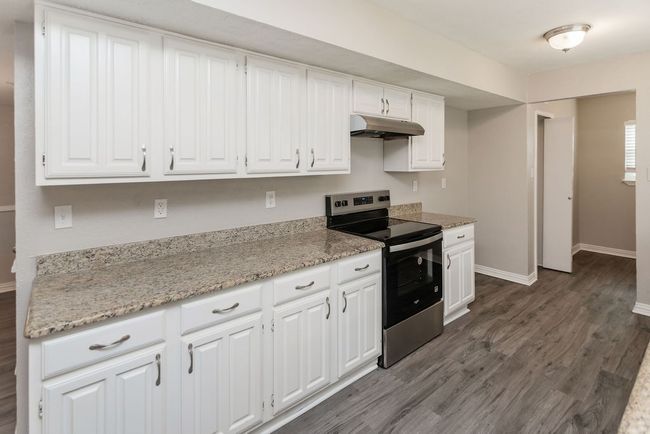 Dining and wet bar area | Image 9