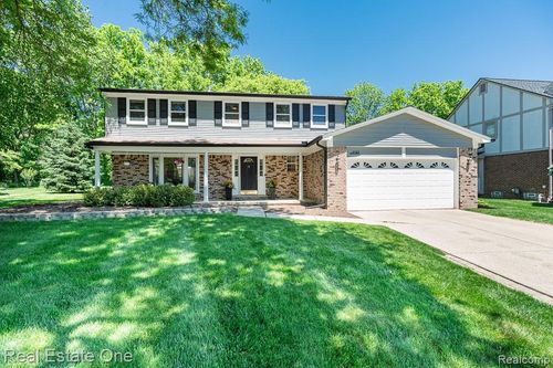 3182 Baypoint Dr, Rochester Hills, MI, 48309-1272 | Card Image