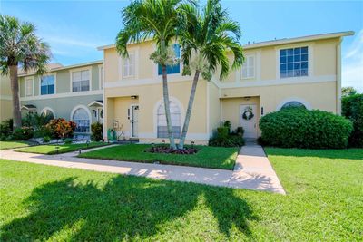 1532 Chateaux De Ville Court, Townhouse with 3 bedrooms, 2 bathrooms and null parking in Clearwater FL | Image 2