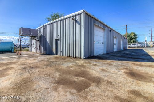 920 W Ahtanum Rd, Union Gap, WA, 98903-1812 | Card Image