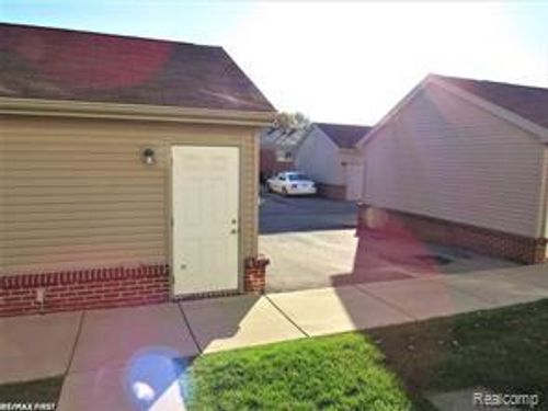 52-20938 Hunt Dr, Roseville, MI, 48066-2219 | Card Image