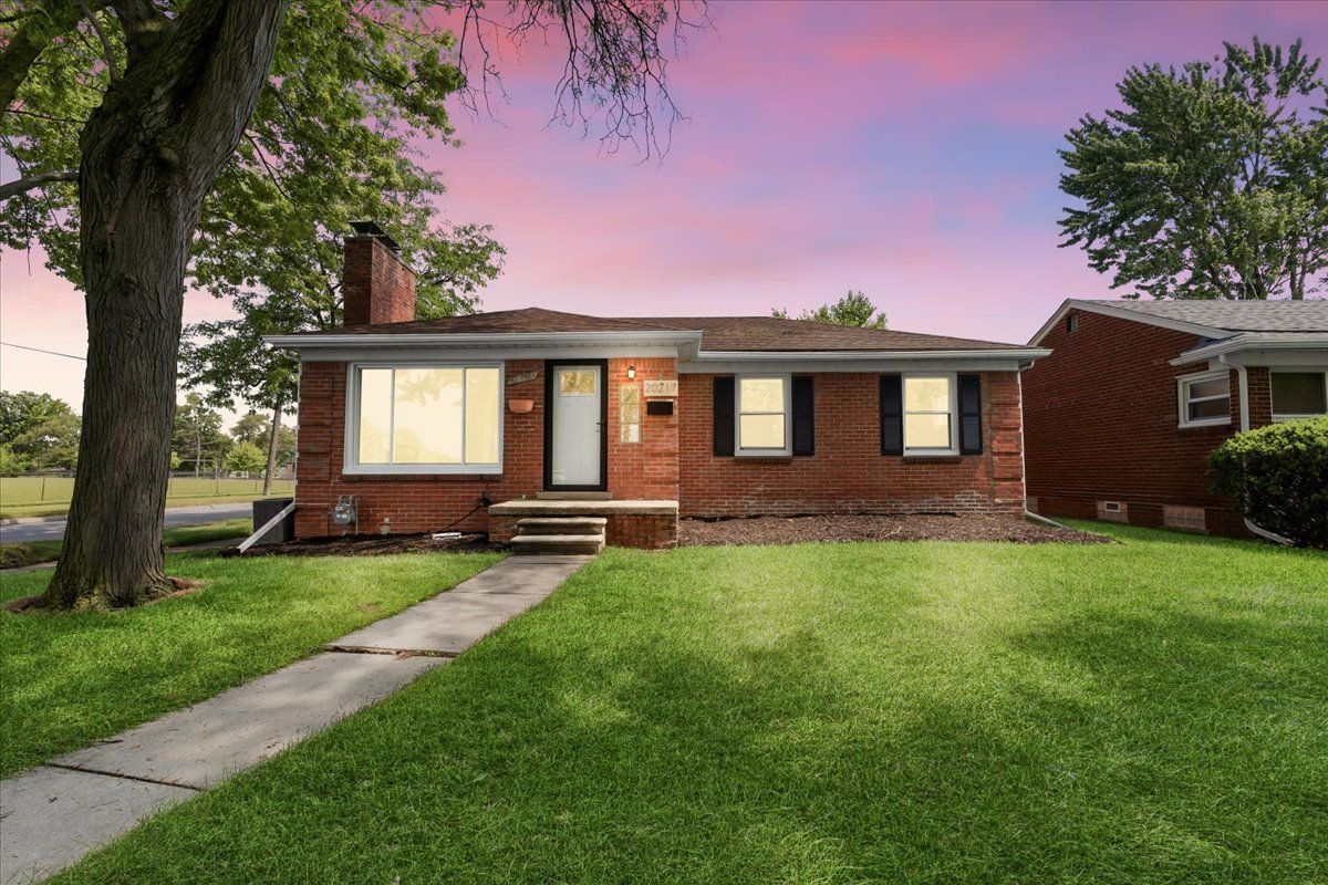 Severn Rd, Harper Woods, MI 48225