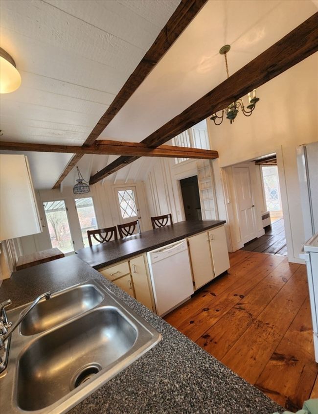 981 River Rd, Home with 4 bedrooms, 3 bathrooms and 5 parking in Marstons Mills MA | Image 7