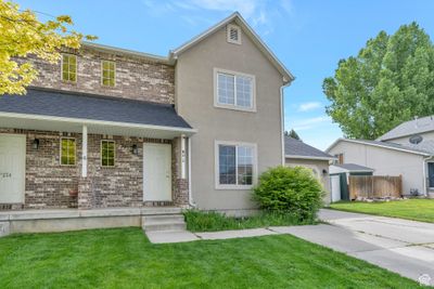 View of front property featuring a front lawn | Image 2