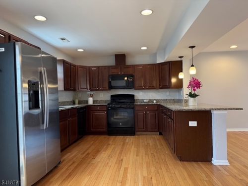 33 Ronald Dr, SOMERSET, NJ, 08873-5133 | Card Image
