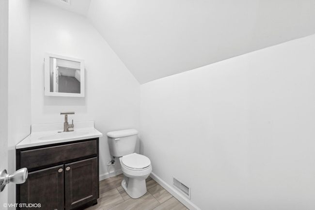 Upstairs Bath | Image 13