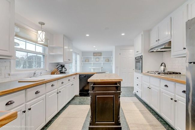 569 Turner Rd, Home with 4 bedrooms, 3 bathrooms and 6 parking in Middletown RI | Image 13