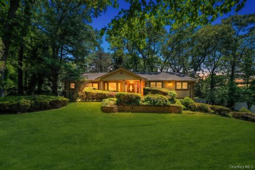 28 Penn Dr, Dix Hills, NY, 11746-8529 | Card Image