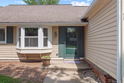 663 Lake Forest Rd, Rochester Hills, MI, 48309-2536 | Card Image