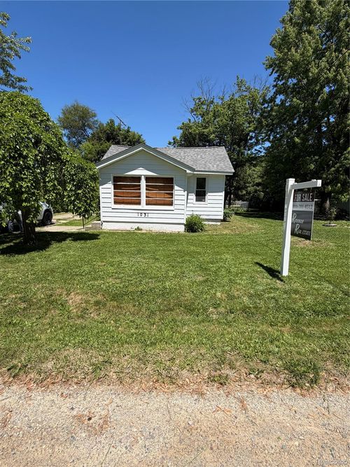 1031 E Pine Ave, Mount Morris, MI, 48458-1607 | Card Image